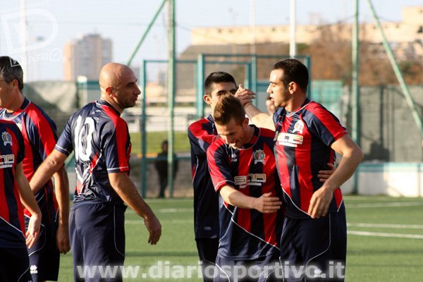 Antonio Borrotzu festeggiato dopo il gol